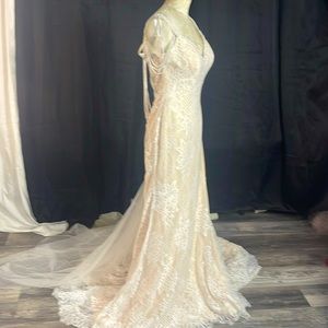 Ashley & Justin Wedding gown size 10 stunning lace and pearls style 10415